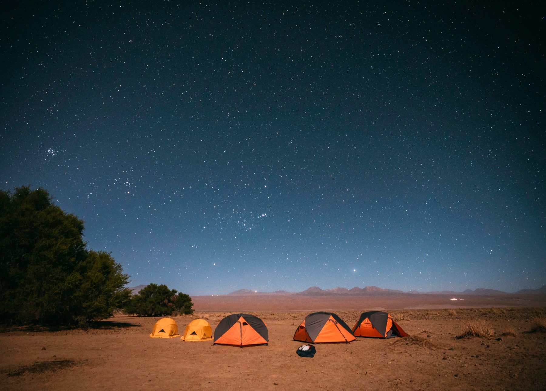 Barracas iluminadas sob o céu estrelado do Deserto do Atacama