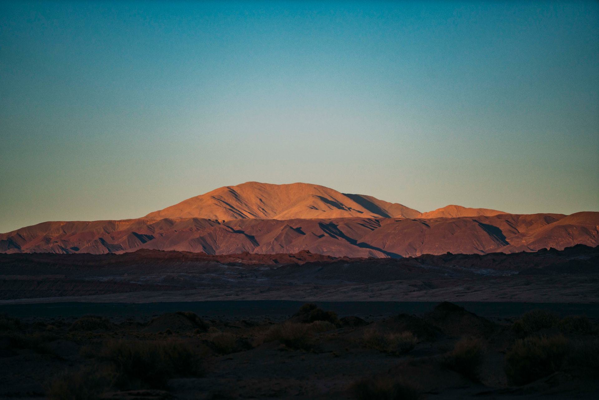 Últimos raios de sol iluminando as montanhas do Atacama