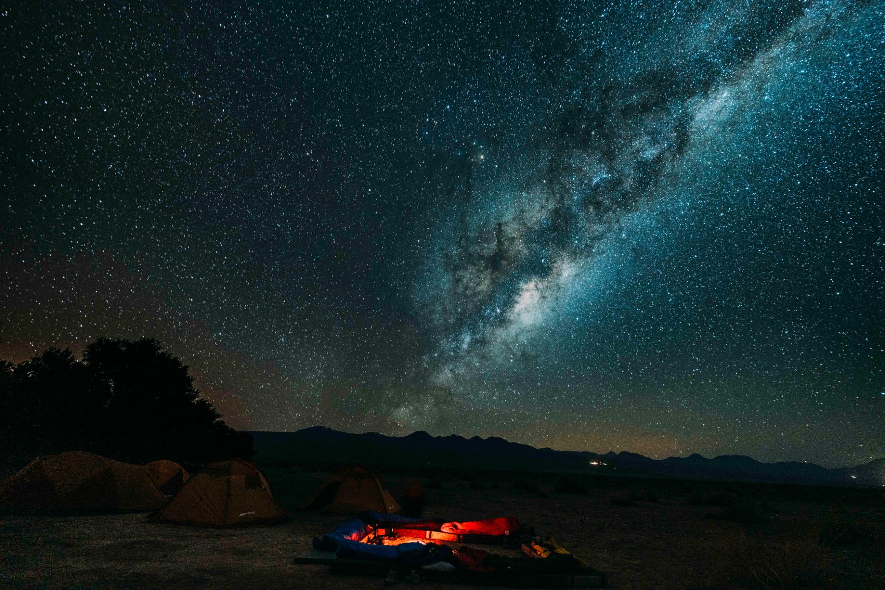 Acampamento sob a Via Láctea no deserto do Atacama