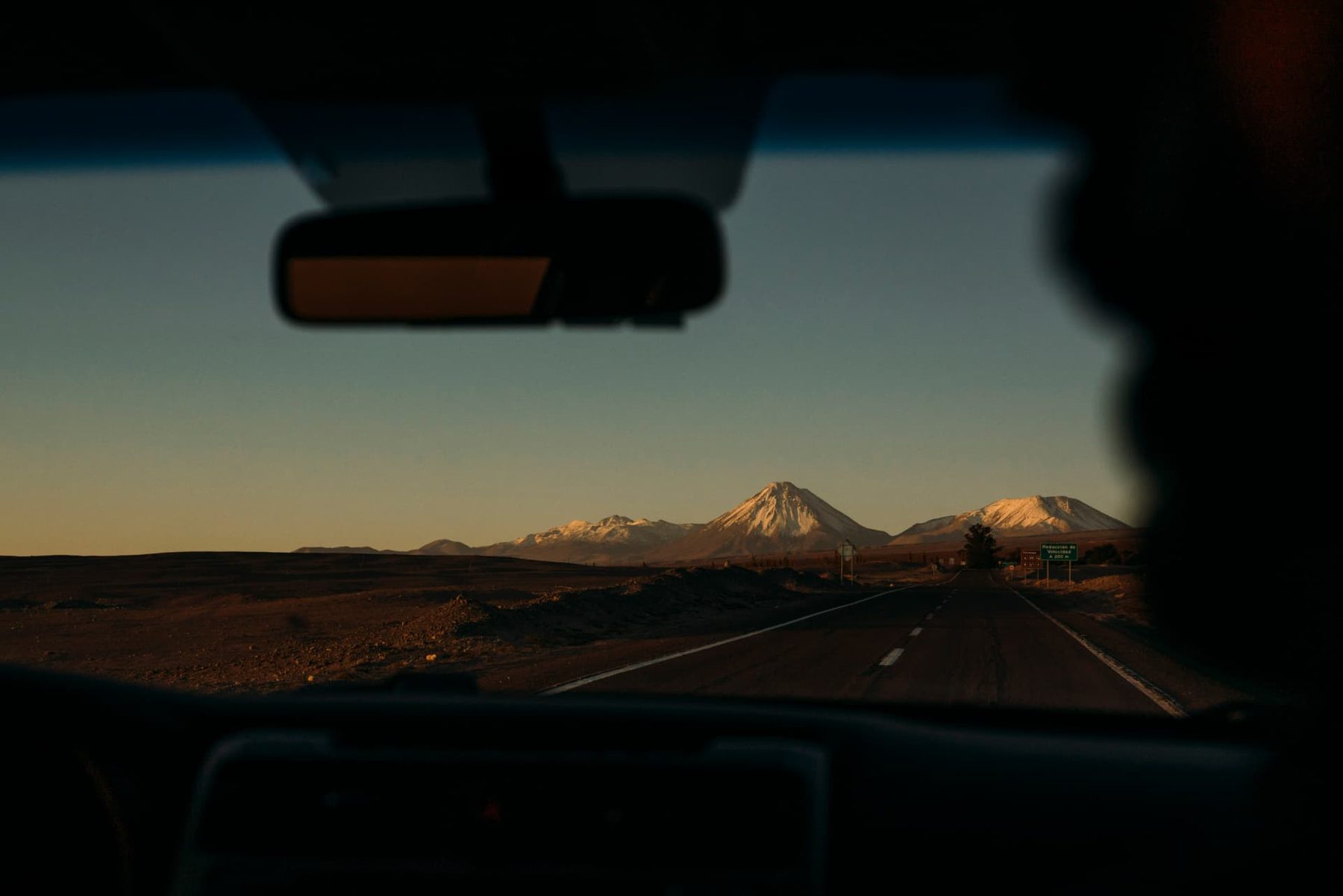 Estrada rumo aos vulcões nevados vista de dentro do carro ao amanhecer