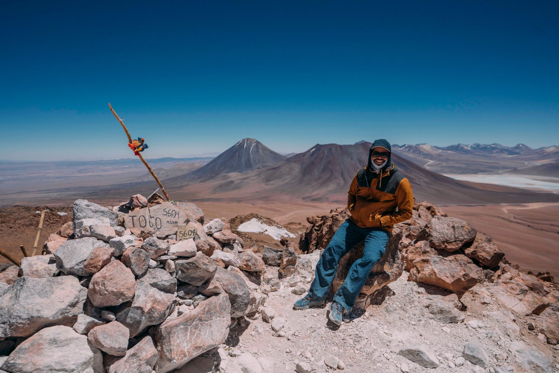 Viajante no cume do Cerro Toco a 5.604 metros de altitude
