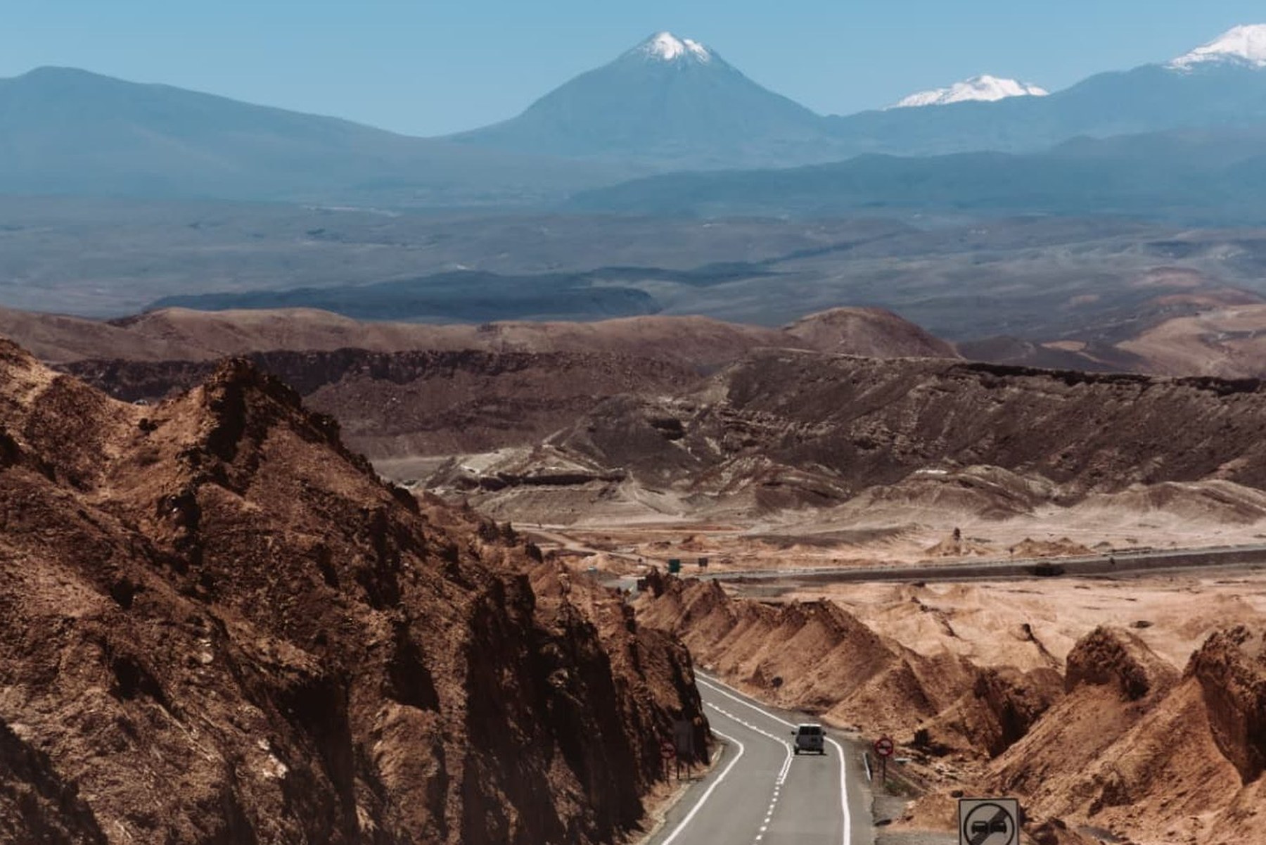 Estrada deserta do Atacama seguindo em direção aos vulcões