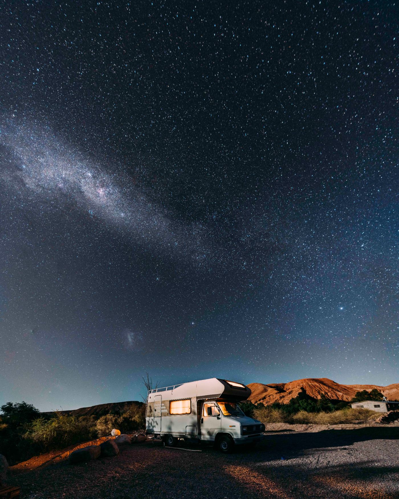 Motorhome iluminado sob a Via Láctea no Deserto do Atacama