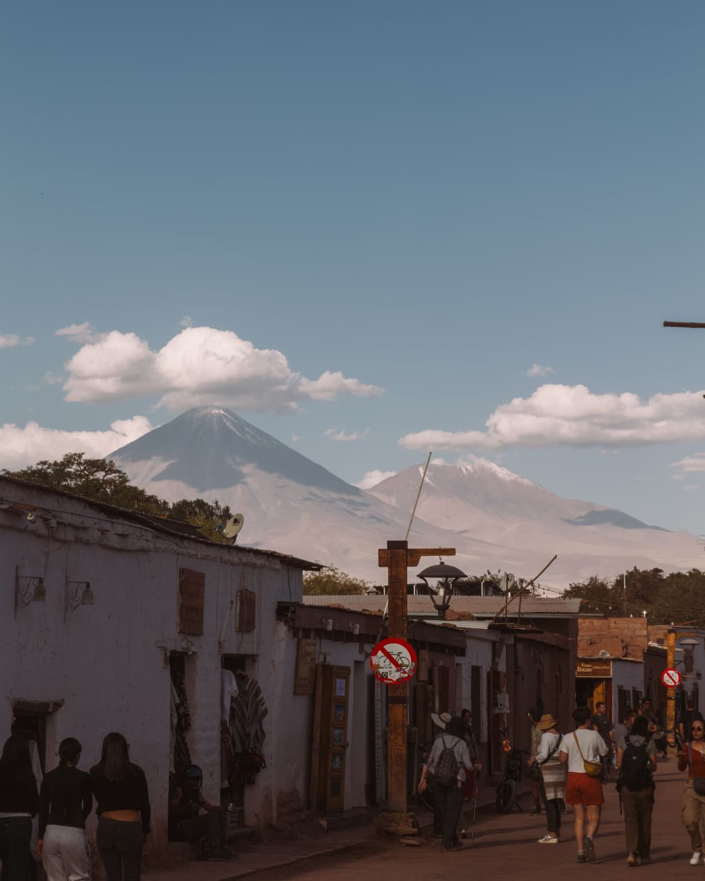Rua de San Pedro de Atacama com o vulcão Licancabur ao fundo