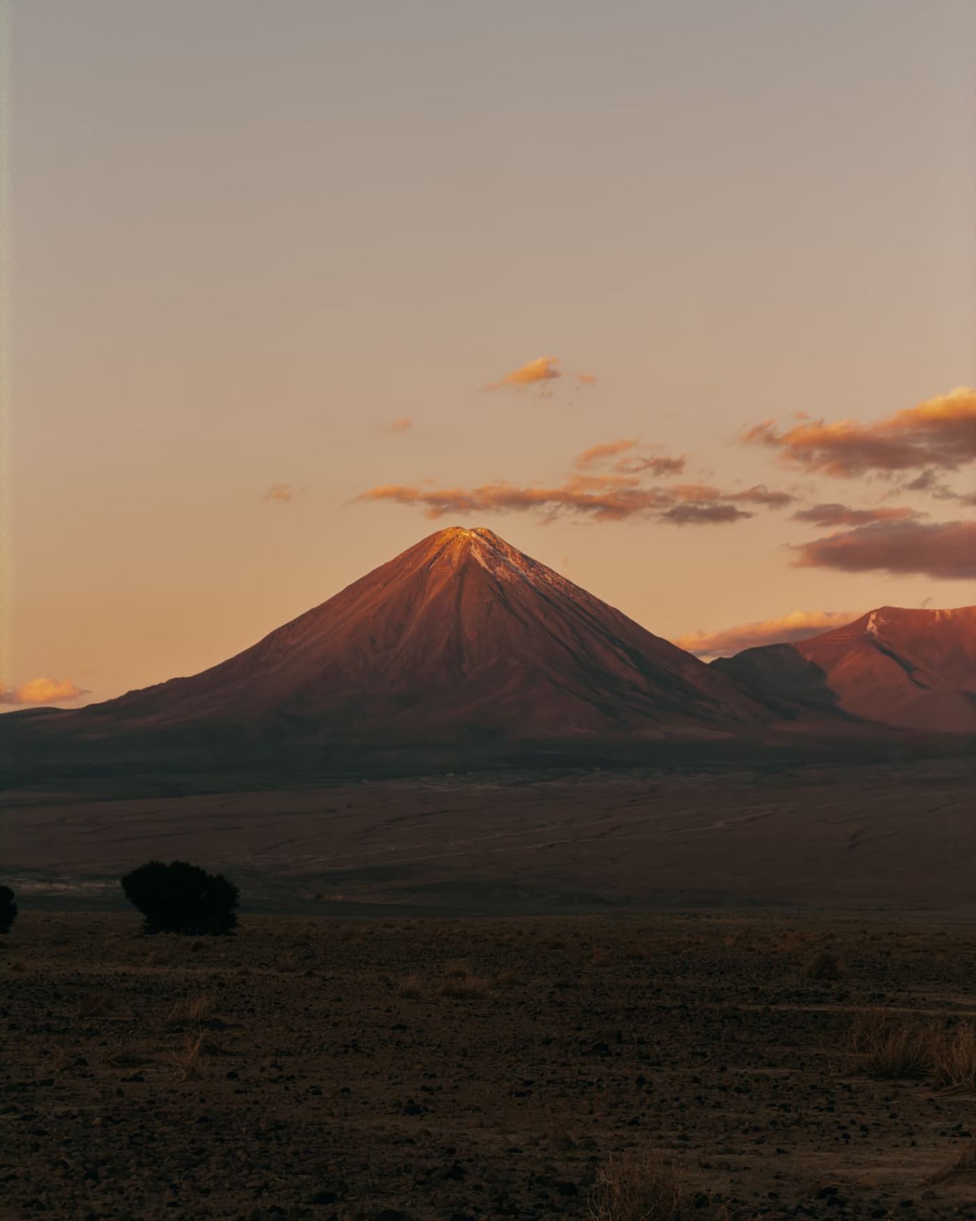 Vulcão Licancabur sob a luz dourada do fim de tarde