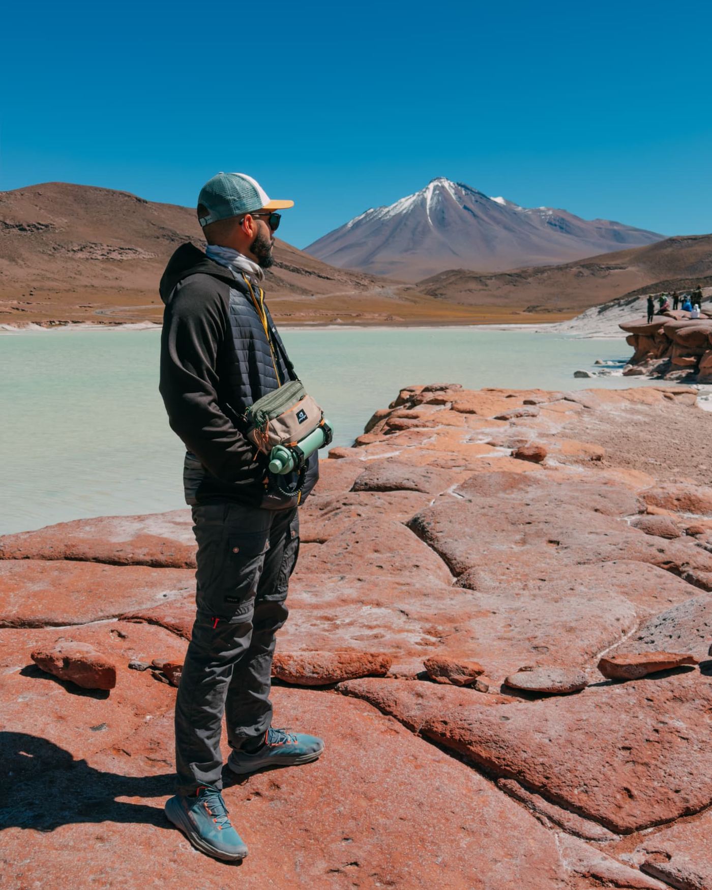 Marcelo observando a laguna e o vulcão nevado do altiplano